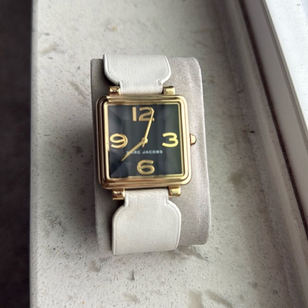 Marc Jacobs MJ1440 Vic Black Dial White Leather Strap Women's Watch
